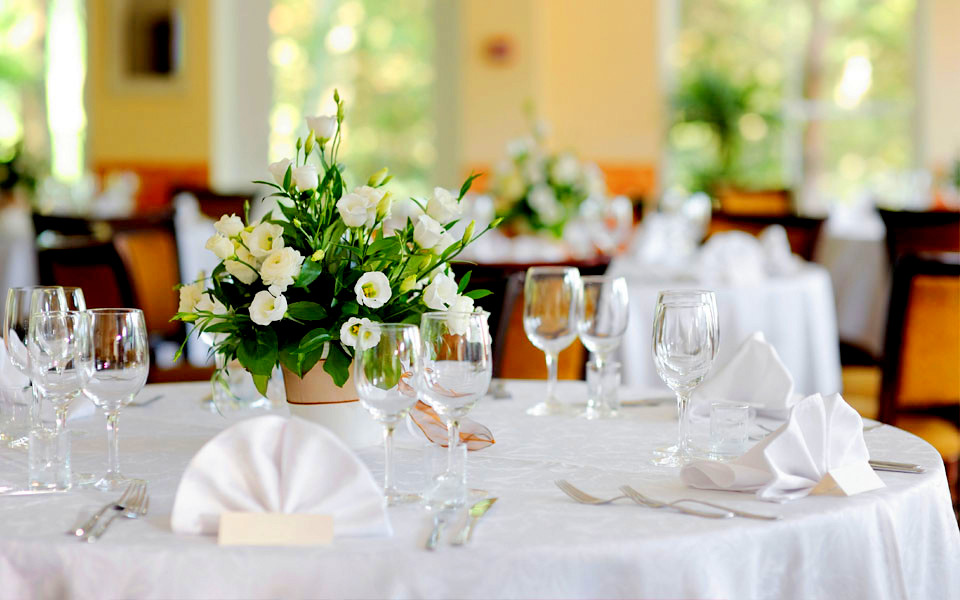 Украшение живыми цветами свадебного стола