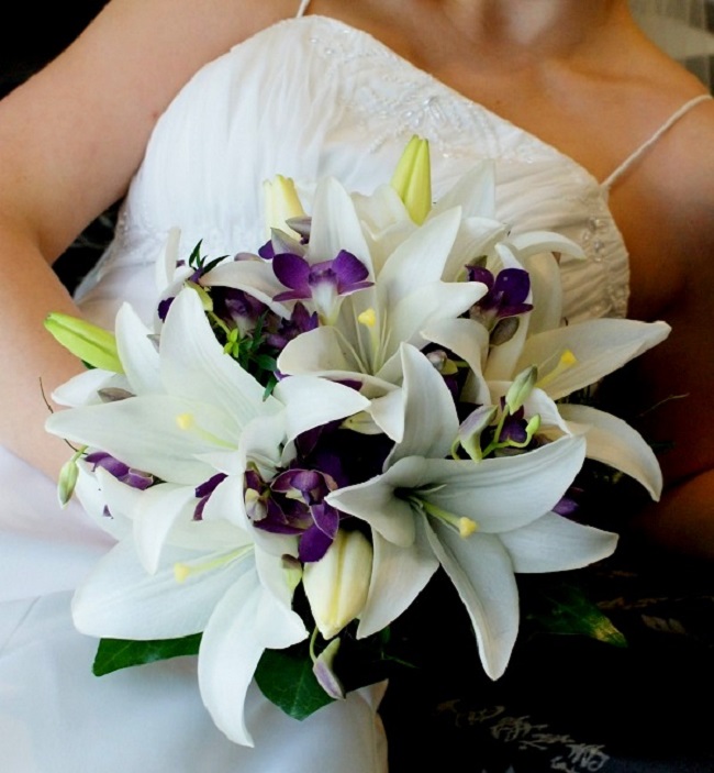 букет невесты из лилий