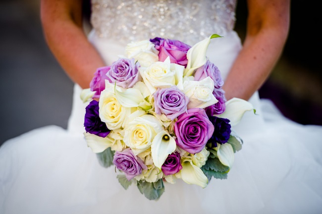 букет невесты в фиолетово-белых тонах фото