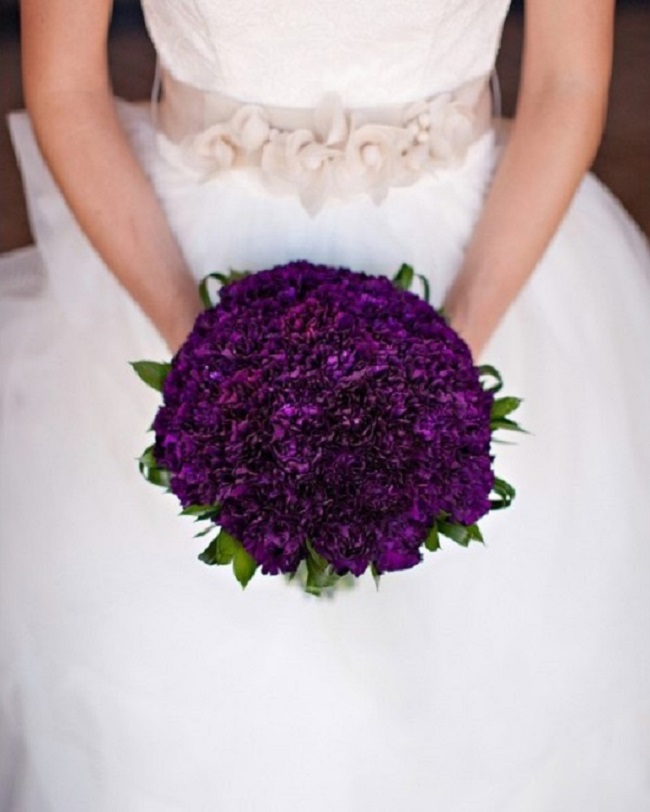 Фиолетовый букет невесты из хризантем