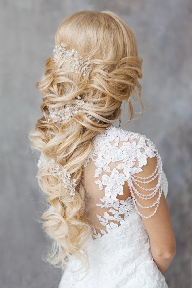 Зимняя свадебная прическа на длинные волосы