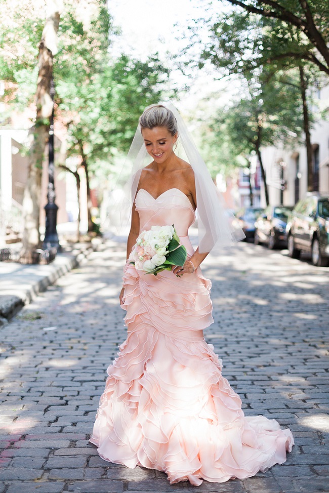 нежно-розовое свадебное платье