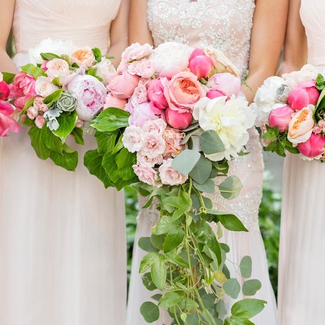 большой букет невесты из розовых пионов и зелени