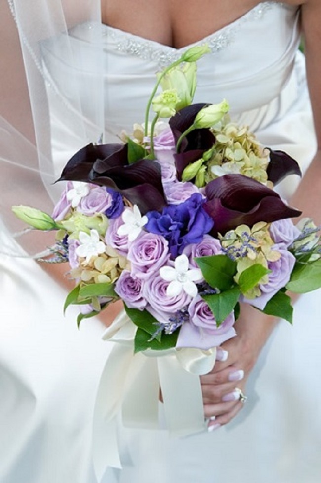 Фиолетовые розы в букете невесты