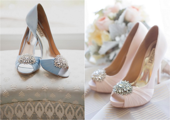 нежные розовые и голубые свадебные туфли с брошью