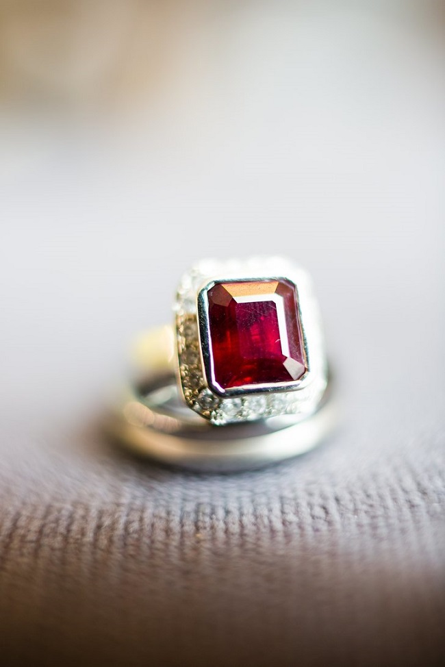свадебное кольцо с бордовым рубином