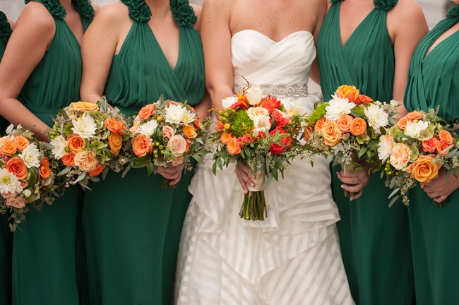зеленые платья подружек невесты и оранжевые букеты