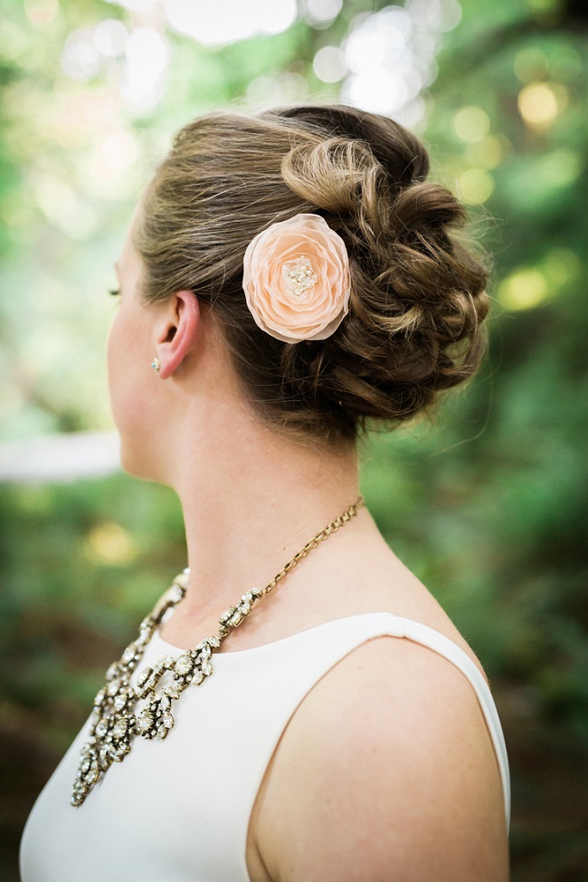 персиковые цветы для украшения волос