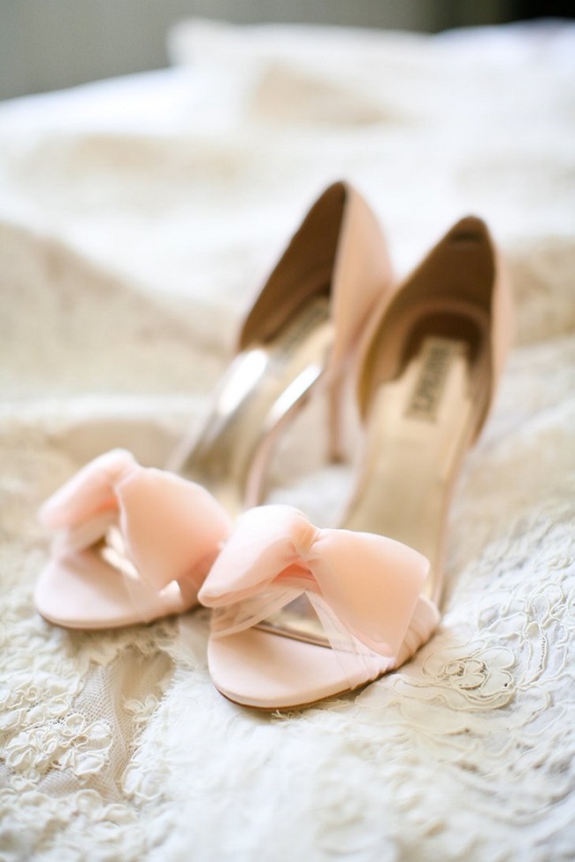 красивые нежно-персиковые свадебные туфли