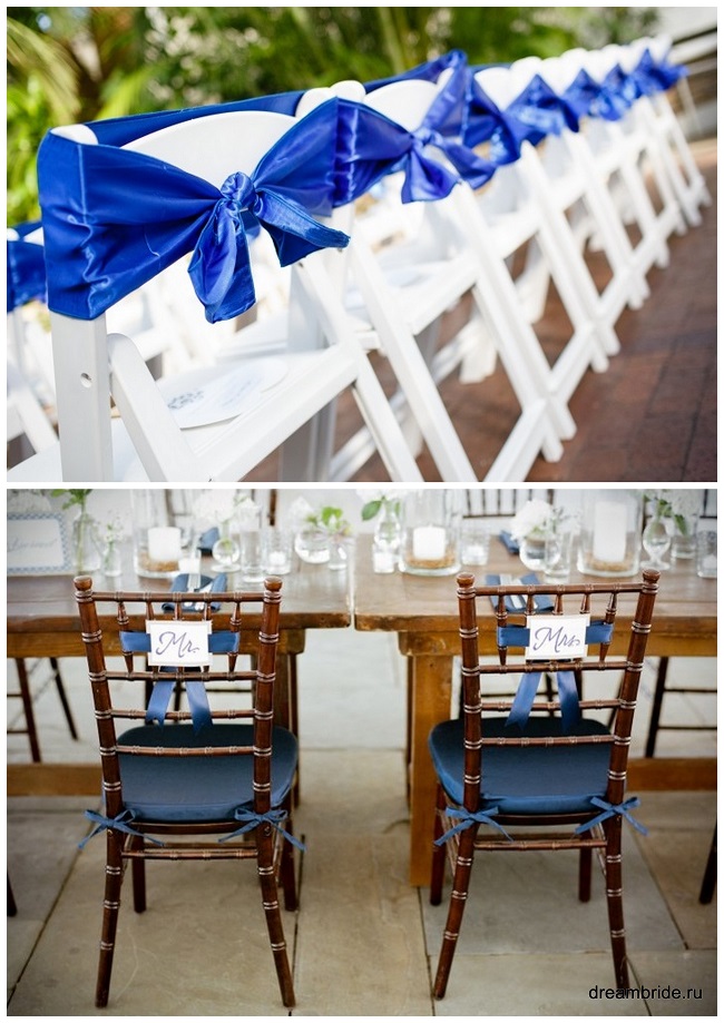 стулья с синими лентами