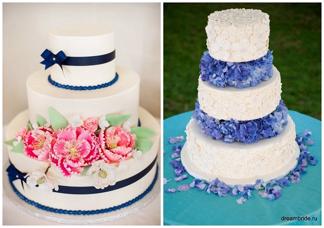 свадебный торт с синими лентами и цветами