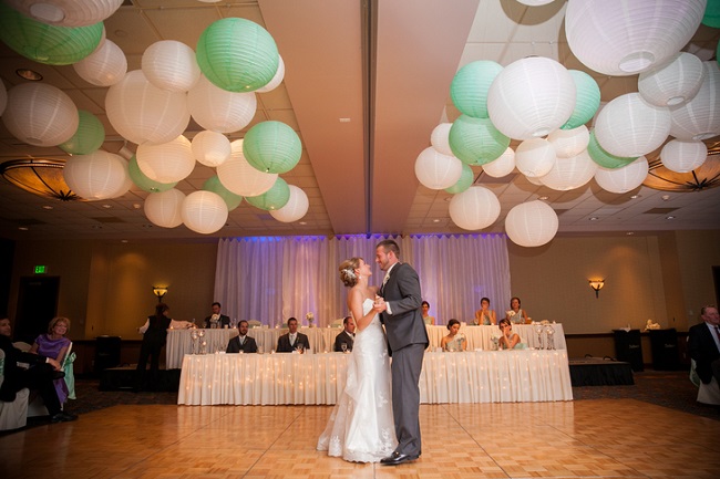 подвесные большие воздушные шары бело-зеленые для свадебного банкетного зала