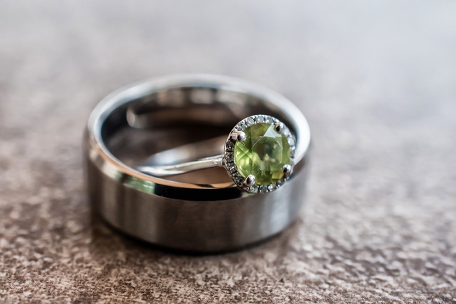 обручальное кольцо с зеленым камнем