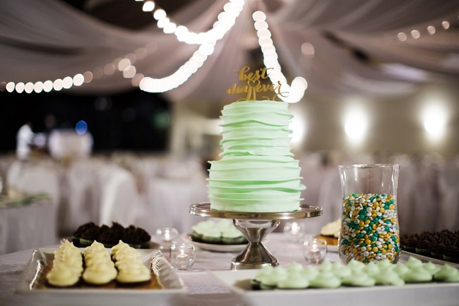 салатовоый свадебный торт с воланами