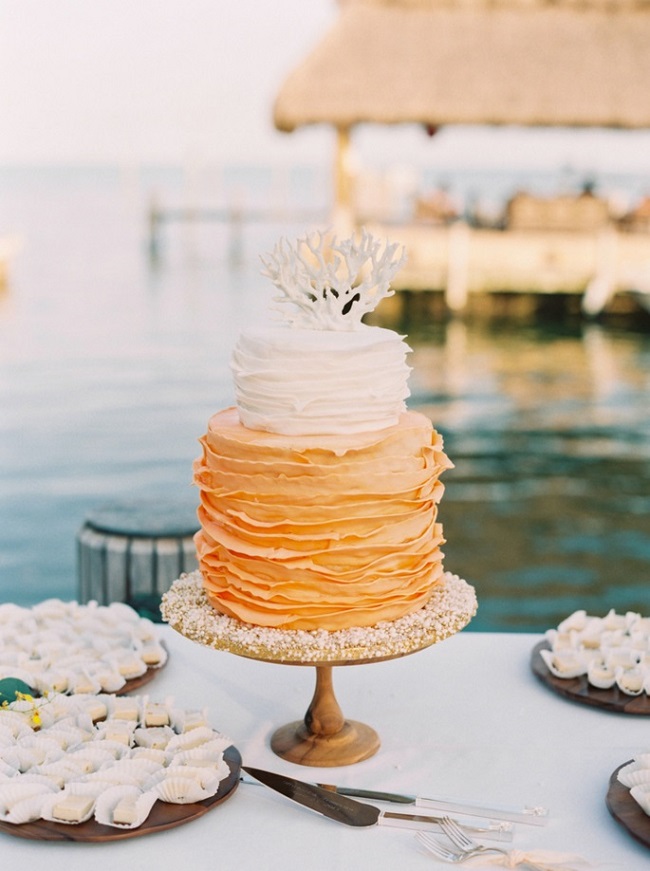 оранжевый свадебный торт с рюшами