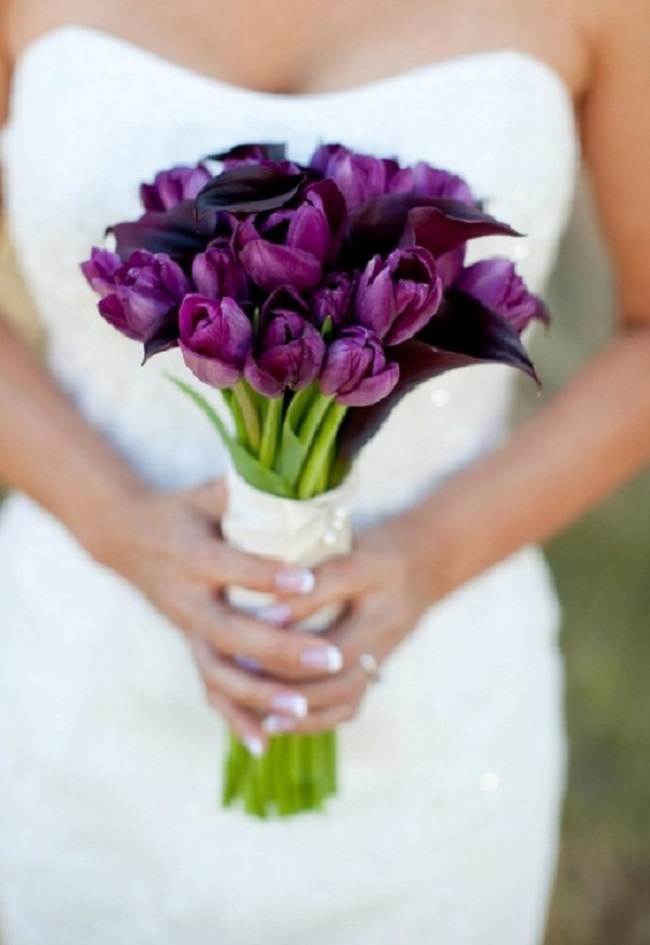 Фиолетовый букет невесты из тюльпанов
