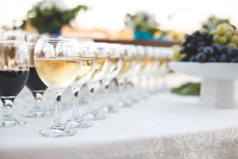 Как рассчитать алкоголь на свадьбу?