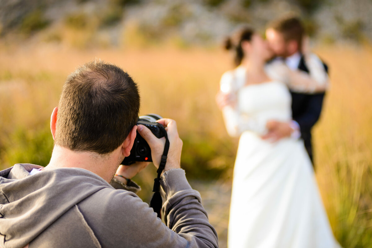 Подобрать фотографа на свадьбу