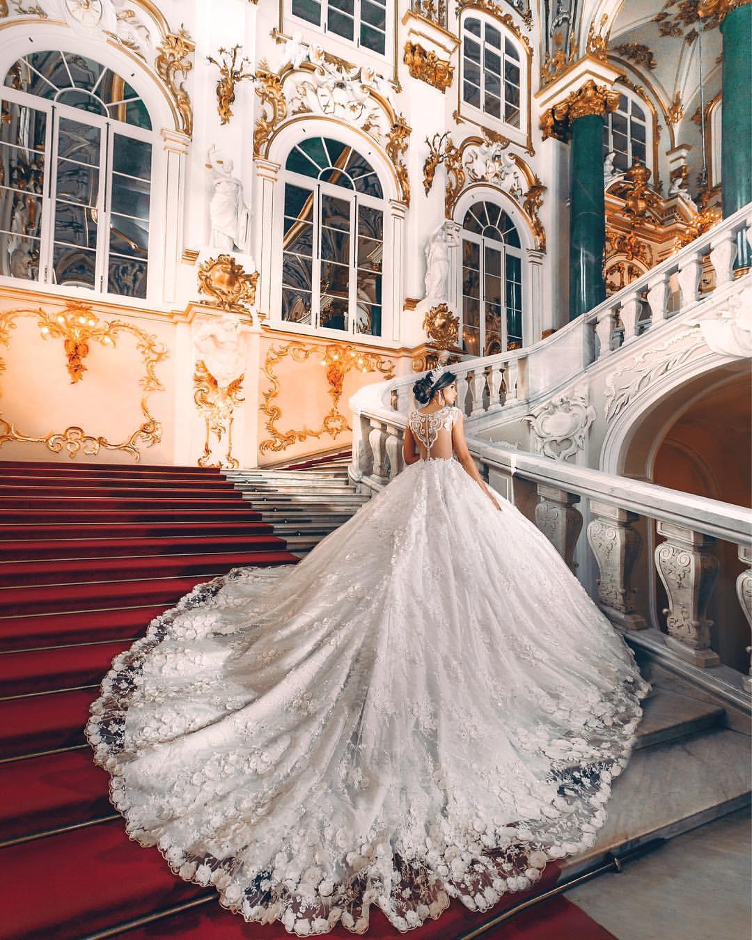 Сказочные миры и роскошь выбора: свадебные салоны и каталоги платьев